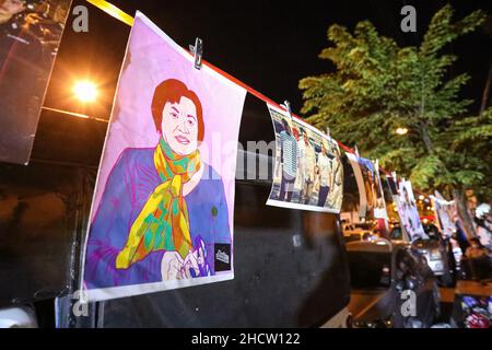 Bangkok, Thailand. 31st Dez 2021. Prodemokratische Demonstranten versammeln sich vor dem Bangkok Special Prison, um Aktivitäten zu organisieren, um den Neujahrscountdown mit politischen Mitgefangenen zu feiern und die Kaution für politische Gefangene zu fordern. (Bild: © Adirach Toumlamoon/Pacific Press via ZUMA Press Wire) Bild: ZUMA Press, Inc./Alamy Live News Stockfoto