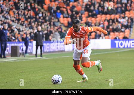 Blackpool, Großbritannien. 01st Januar 2022. Dujon Sterling #35 von Blackpool bricht mit dem Ball in Blackpool, Großbritannien am 1/1/2022. (Foto von Mark Cosgrove/News Images/Sipa USA) Quelle: SIPA USA/Alamy Live News Stockfoto