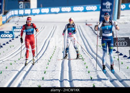 Oberstdorf, Deutschland. 01st Januar 2022. Oberstdorf, Deutschland 20220101.Johanna Hagström wird die Nummer zwei im Sprint U bei der Tour de Ski in Oberstdorf. Natalia Neprjajeva gewann die linke, während Johanna Matintalo rechts die dritte wurde. Foto: Terje Pedersen / NTB Kredit: NTB Scanpix/Alamy Live News Stockfoto