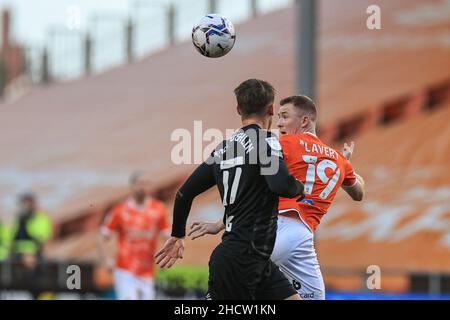 Blackpool, Großbritannien. 01st Januar 2022. Shayne Lavery #19 von Blackpool gewinnt den Ball in Blackpool, Großbritannien am 1/1/2022. (Foto von Mark Cosgrove/News Images/Sipa USA) Quelle: SIPA USA/Alamy Live News Stockfoto