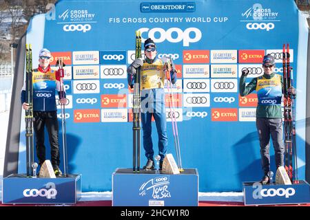 Oberstdorf, Deutschland. 01st Januar 2022. Oberstdorf, Deutschland 20220101.Johannes Hosflot Klaebo gewann den Sprint Tour de Ski in Oberstdorf. Erik Valnes Left war die Nummer zwei und Pål Golberg Right wurde die Nummer drei. Foto: Terje Pedersen / NTB Kredit: NTB Scanpix/Alamy Live News Stockfoto