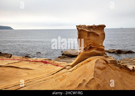 Blick auf alte Felsformationen im Yehliu Geological Park. Stockfoto