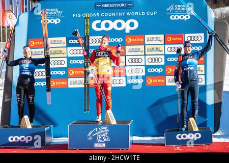 Oberstdorf, Deutschland. 01st Januar 2022. Oberstdorf, Deutschland 20220101.Natalia Neprjajeva gewann den Sprint in Oberstdorf vor Johanna Hagström links und Johanna Matintalo rechts. Foto: Terje Pedersen / NTB Kredit: NTB Scanpix/Alamy Live News Stockfoto