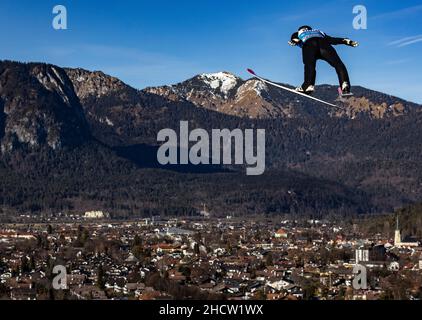 Garmisch Partenkirchen, Deutschland. 01st Januar 2022. Garmisch-Partenkirchen, Deutschland 20220101.Sprungwochenführer Ryoyu Kobayashi (JPN) schwebt über Garmisch im Zusammenhang mit dem Neujahrsskisprungrennen auf den olympischen Pisten in Garmisch-Partenkirchen, dem zweiten von vier Rennen in der Deutsch-Österreichischen Skisprungwoche. Foto: Geir Olsen / NTB Kredit: NTB Scanpix/Alamy Live News Stockfoto