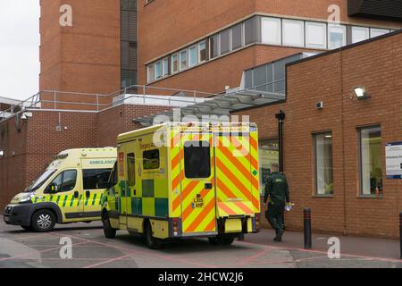 London, Großbritannien, 1. Januar 2022:Ambulanzen vor der Notaufnahme des St. George's Hospital, Tooting. Glücklicherweise war die Szene am Neujahrstag sehr ruhig, aber direkt gegenüber wird auf dem Parkplatz des Krankenhauses ein Nightigale Surge Hub gebaut. Anna Watson/Alamy Live News Stockfoto