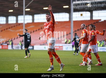 Gary Madine von Blackpool feiert das erste Tor seiner Spielmannschaft vom Strafpunkt aus während des Spiels der Sky Bet Championship im Bloomfield Road Stadium, Blackpool. Bilddatum: Samstag, 1. Januar 2022. Stockfoto