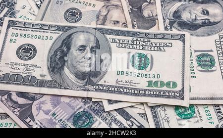 Hundert Dollar Banknoten stapeln Stockfoto