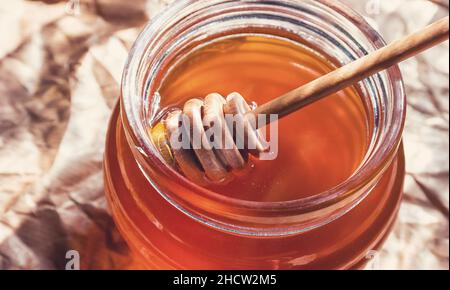 Honig Dipper in einem Glas mit frischem Honig Stockfoto