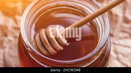 Honig im Glas mit Honig Pendelarm Stockfoto