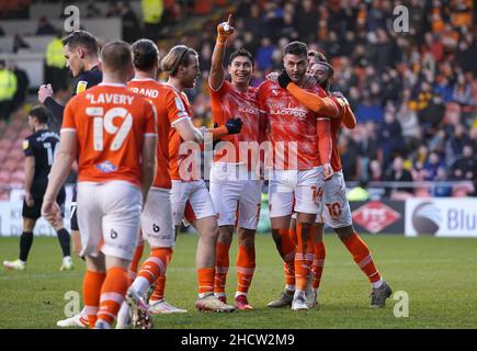 Gary Madine (14) von Blackpool feiert mit seinen Teamkollegen, nachdem er beim Sky Bet Championship-Spiel im Bloomfield Road Stadium, Blackpool, das erste Tor des Spiels seiner Mannschaft vom Strafpunkt aus erzielt hat. Bilddatum: Samstag, 1. Januar 2022. Stockfoto