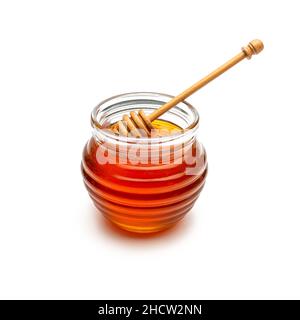Bienenprodukte mit Honig im Glas und Holzstab isoliert auf weißem Hintergrund Stockfoto