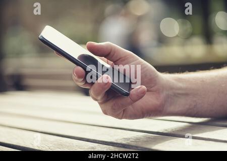Nahaufnahme eines Mannes mit mobilen Smartphone Stockfoto