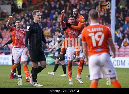 Gary Madine (Mitte) von Blackpool feiert mit seinen Teamkollegen, nachdem sie beim Sky Bet Championship-Spiel im Bloomfield Road Stadium, Blackpool, das erste Tor des Spiels ihrer Mannschaft vom Strafpunkt aus erzielt haben. Bilddatum: Samstag, 1. Januar 2022. Stockfoto