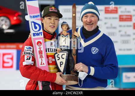 Garmisch Partenkirchen, Deutschland. 01st Januar 2022. Garmisch-Partenkirchen, Deutschland 20220101.der Japaner Ryoyu Kobayash (links) und Roger Ruud nach dem Neujahrssprungrennen in Garmisch-Partenkirchen, dem zweiten von vier Rennen in der deutsch-österreichischen Springwoche. Foto: Geir Olsen / NTB Kredit: NTB Scanpix/Alamy Live News Stockfoto