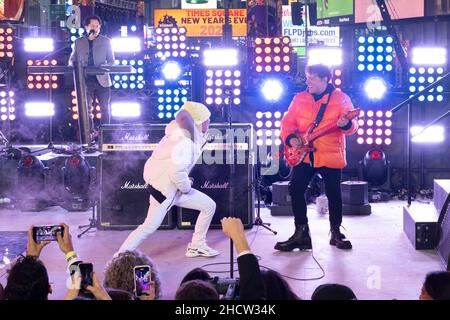 New York, USA. 01st Januar 2022. Journey tritt am 31. Dezember 2021 am Silvesterabend auf dem Times Square in New York City auf. Foto von Gabriele Holtermann/UPI Kredit: UPI/Alamy Live News Stockfoto