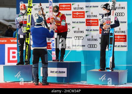 Garmisch Partenkirchen, Deutschland. 01st Januar 2022. Garmisch-Partenkirchen, Deutschland 20220101.Roger Ruud überreicht die Trophäe an den japanischen Sieger Ryoyu Kobayash nach dem Neujahrssprungrennen in Garmisch-Partenkirchen, dem zweiten von vier Rennen in der deutsch-österreichischen Springwoche. Ebenfalls im Bild sind der Deutsche Markus Eisenbichler (links) und der Slowene Lovro Kos. Foto: Geir Olsen / NTB Kredit: NTB Scanpix/Alamy Live News Stockfoto