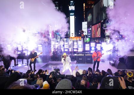 New York, USA. 01st Januar 2022. Journey tritt am 31. Dezember 2021 am Silvesterabend auf dem Times Square in New York City auf. Foto von Gabriele Holtermann/UPI Kredit: UPI/Alamy Live News Stockfoto