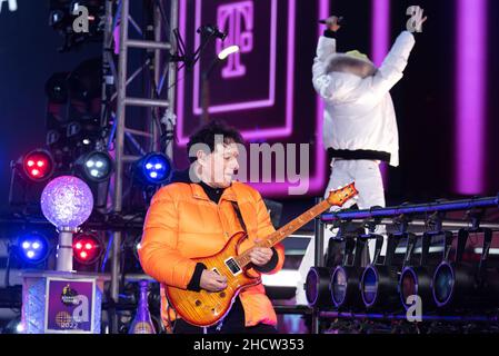 New York, USA. 01st Januar 2022. Neal schon und Arnel Pineda von Journey treten am 31. Dezember 2021 am Silvesterabend auf dem Times Square in New York City auf. Foto von Gabriele Holtermann/UPI Kredit: UPI/Alamy Live News Stockfoto