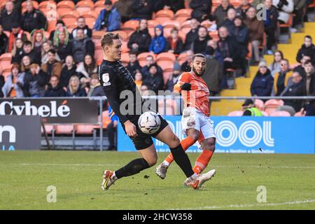 Blackpool, Großbritannien. 01st Januar 2022. Keshi Anderson #10 von Blackpool kreuzt den Ball in Blackpool, Großbritannien am 1/1/2022. (Foto von Mark Cosgrove/News Images/Sipa USA) Quelle: SIPA USA/Alamy Live News Stockfoto