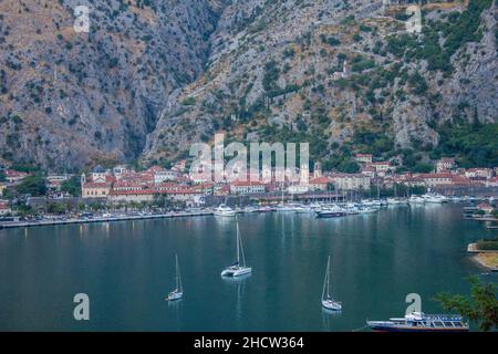 Boka Kotorska Bay, Montenegro - 21. Juli 2017: Blick auf die Boote in der Boka Bay an einem Sommertag Stockfoto