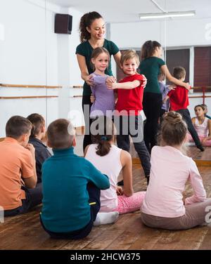 Kinder tanzen Tango Stockfoto
