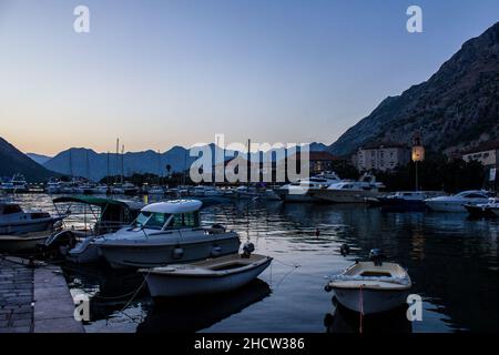 Kotor, Montenegro - 21. Juli 2017: Blick auf die Bucht von Kotor an einem Sommertag Stockfoto