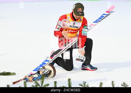 Garmisch Partenkirchen, Deutschland. 01st Januar 2022. Garmisch-Partenkirchen, Deutschland 20220101.der Japaner Ryoyu Kobayash mit einer gebrochenen Trophäe nach dem Sieg beim Neujahrsskisprungrennen in Garmisch-Partenkirchen, dem zweiten Rennen von vier in der deutsch-österreichischen Springwoche. Foto: Geir Olsen / NTB Kredit: NTB Scanpix/Alamy Live News Stockfoto