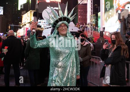 New York, USA. 01st Januar 2022. Am Freitag, den 31. Dezember 2021, versammeln sich Menschen, um Silvester auf dem Times Square in New York City zu feiern. Foto von Gabriele Holtermann/UPI Kredit: UPI/Alamy Live News Stockfoto