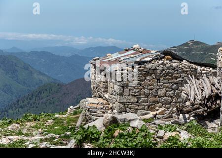 Steinhäuser in Altiparmak Mountains, Türkei Stockfoto