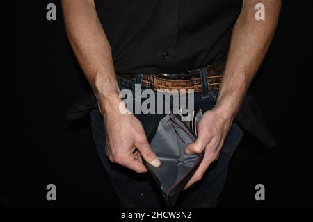 Vaduz, Liechtenstein, 22. November 2021 kein Geld mehr in einer leeren Brieftasche Stockfoto