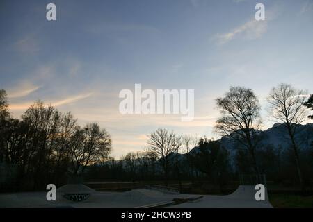 Vaduz, Liechtenstein, 19. November 2021 majestätische Abendstimmung auf dem Skateboard-Platz Stockfoto