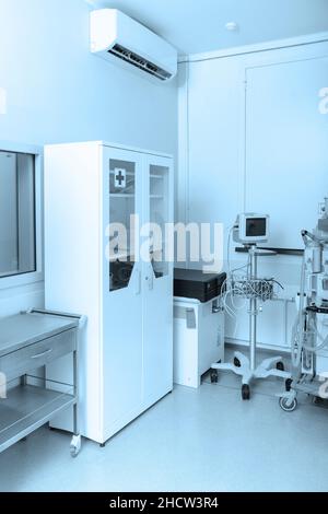 Technologisch fortschrittliche Geräte im CT- oder MRI-Scan-Raum. Modernes Krankenhauslabor. Innenansicht der Radiographie-Abteilung. Magnetresonanz Stockfoto