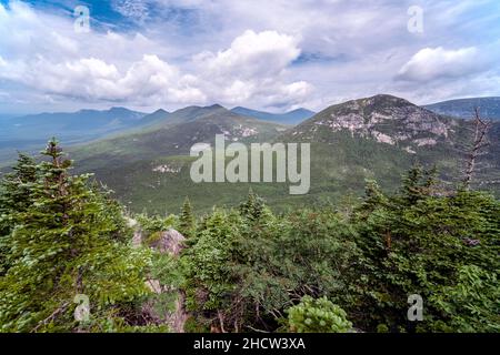 Blick vom Mount Katahdin's Hunt Trail nach Nordwesten. Von links nach rechts: Die Nord- und Südgipfel des Doubletop Mountain, West Peak, Mount O Stockfoto