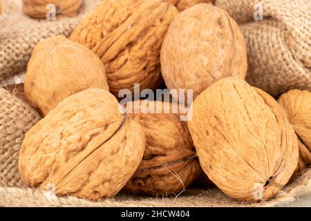 Mehrere reife köstliche Walnüsse in einem Jutebeutel, Nahaufnahme. Stockfoto