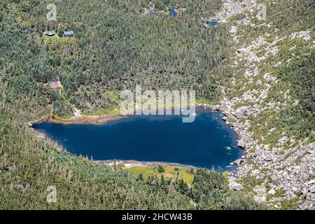 Schornsteinteich vom Gipfel des Katahdin. Stockfoto