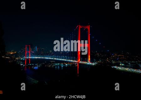 Bosporus-Brücke. 15th. juli Märtyrerbrücke in der Nacht in Istanbul. Istanbul Hintergrundbild. Geräuscheffekt inklusive. Stockfoto