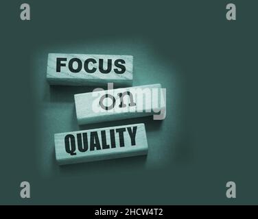 Konzentrieren Sie sich auf hochwertige Wörter von auf Holzblöcke. Ehrlichkeit im Geschäftskonzept. Stockfoto