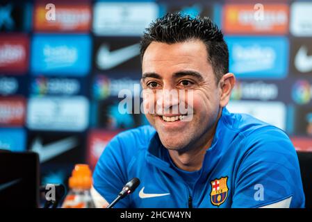 Barcelona, Spanien. 01st Januar 2022. 1st. Januar 2022: Nou Camp, Barcelona, Spanien; FC Barcelona Pressekonferenz und Trainingseinheiten: Xavi Hernandez, Cheftrainer des FC Barcelona, nimmt an der Pressekonferenz vor der La Liga Match Runde 19 in Ciutat Esportiva Joan Gamper Teil. Kredit: Aktion Plus Sport Bilder/Alamy Live Nachrichten Stockfoto