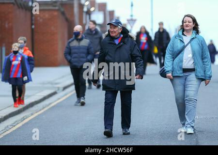 London, Großbritannien. 1st Januar 2022. Fans werden vor dem Premier League-Spiel im Selhurst Park, London, draußen gesehen. Bildnachweis sollte lauten: Jacques Feeney/Sportimage Kredit: Sportimage/Alamy Live News Stockfoto