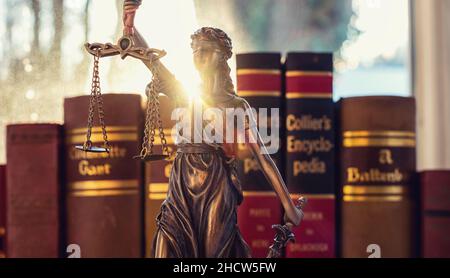 Justitia (Justitia) mit juristischen Büchern in einem Anwaltsbüro Stockfoto