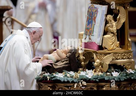 Vatikan. 01st Januar 2022. 1. Januar 2022, Rom, Staat der Vatikanstadt, Staat der Vatikanstadt: 1. Januar 2021 - PAPST FRANZISKUS feiert die Messe anlässlich des Hochfestes der Gottesmutter Maria in der Petersbasilika im Vatikan. © EvandroInet VaticanPool Ibanezi via ZUMA Wire (Bild: © Evandroinetti vaticanpool ibanez via ZUMA Press Wire) Quelle: ZUMA Press, Inc./Alamy Live News Stockfoto