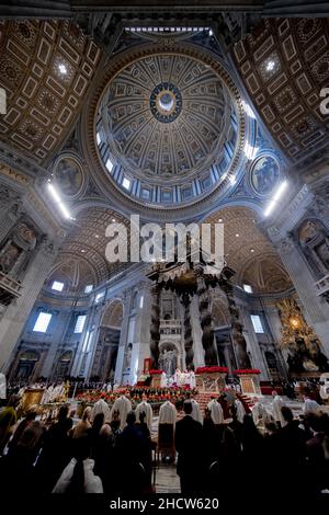 Vatikan. 01st Januar 2022. 1. Januar 2022, Rom, Staat der Vatikanstadt, Staat der Vatikanstadt: 1. Januar 2021 - PAPST FRANZISKUS feiert die Messe anlässlich des Hochfestes der Gottesmutter Maria in der Petersbasilika im Vatikan. © EvandroInet VaticanPool Ibanezi via ZUMA Wire (Bild: © Evandroinetti vaticanpool ibanez via ZUMA Press Wire) Quelle: ZUMA Press, Inc./Alamy Live News Stockfoto