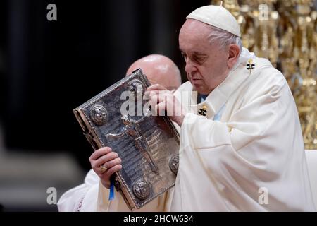 Vatikan. 01st Januar 2022. 1. Januar 2022, Rom, Staat der Vatikanstadt, Staat der Vatikanstadt: 1. Januar 2021 - PAPST FRANZISKUS feiert die Messe anlässlich des Hochfestes der Gottesmutter Maria in der Petersbasilika im Vatikan. © EvandroInet VaticanPool Ibanezi via ZUMA Wire (Bild: © Evandroinetti vaticanpool ibanez via ZUMA Press Wire) Quelle: ZUMA Press, Inc./Alamy Live News Stockfoto