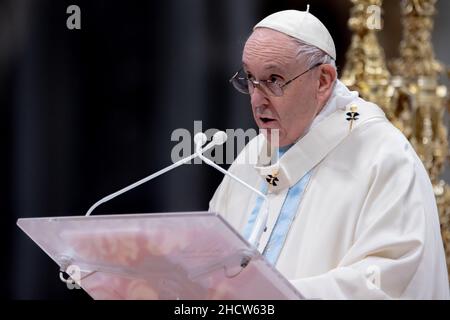 Vatikan. 01st Januar 2022. 1. Januar 2022, Rom, Staat der Vatikanstadt, Staat der Vatikanstadt: 1. Januar 2021 - PAPST FRANZISKUS feiert die Messe anlässlich des Hochfestes der Gottesmutter Maria in der Petersbasilika im Vatikan. © EvandroInet VaticanPool Ibanezi via ZUMA Wire (Bild: © Evandroinetti vaticanpool ibanez via ZUMA Press Wire) Quelle: ZUMA Press, Inc./Alamy Live News Stockfoto