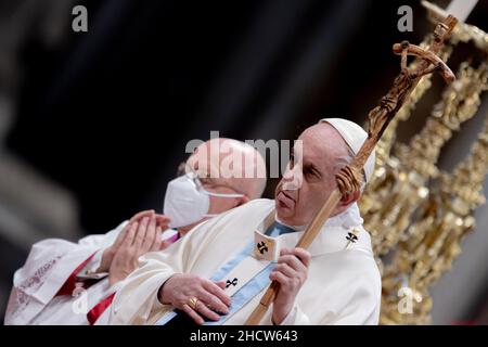 Vatikan. 01st Januar 2022. 1. Januar 2022, Rom, Staat der Vatikanstadt, Staat der Vatikanstadt: 1. Januar 2021 - PAPST FRANZISKUS feiert die Messe anlässlich des Hochfestes der Gottesmutter Maria in der Petersbasilika im Vatikan. © EvandroInet VaticanPool Ibanezi via ZUMA Wire (Bild: © Evandroinetti vaticanpool ibanez via ZUMA Press Wire) Quelle: ZUMA Press, Inc./Alamy Live News Stockfoto