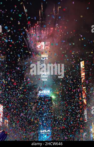 New York, Usa. 31st Dez 2021. Times Square Silvesterball fällt 2022 auf rimg. (Foto von Catherine Nance/SOPA Images/Sipa USA) Quelle: SIPA USA/Alamy Live News Stockfoto