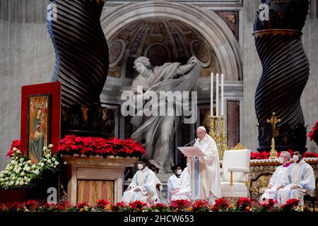 Vatikan. 01st Januar 2022. 1. Januar 2022, Rom, Staat der Vatikanstadt, Staat der Vatikanstadt: 1. Januar 2021 - PAPST FRANZISKUS feiert die Messe anlässlich des Hochfestes der Gottesmutter Maria in der Petersbasilika im Vatikan. â©EvandroInet VaticanPool Ibanezi via ZUMA Wire (Bild: © Evandroinetti vaticanpool ibanez via ZUMA Press Wire) Quelle: ZUMA Press, Inc./Alamy Live News Stockfoto