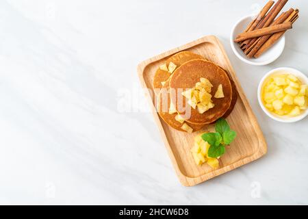 apfelpfannkuchen oder Apfelkrepe mit Zimtpulver Stockfoto