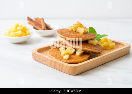 apfelpfannkuchen oder Apfelkrepe mit Zimtpulver Stockfoto