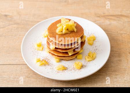 apfelpfannkuchen oder Apfelkrepe mit Zimtpulver Stockfoto